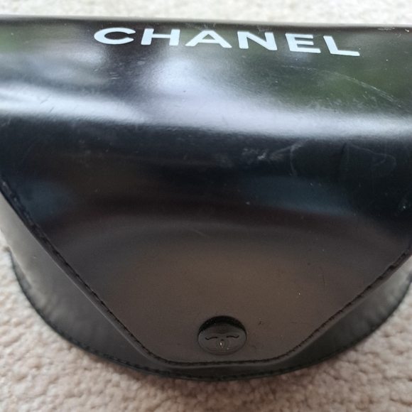 Chanel sunglasses with case & pouch - Picture 5 of 7